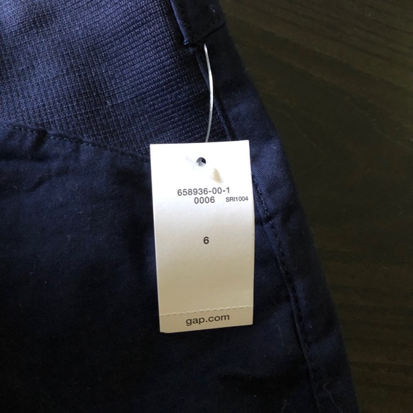 GAP Maternity Shorts in Navy - Picture 5 of 6